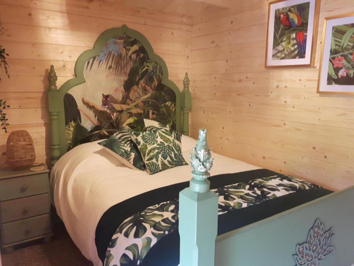 Cabin Set In A Beautiful Romantic Tropical Garden Саттон-Колдфилд Экстерьер фото
