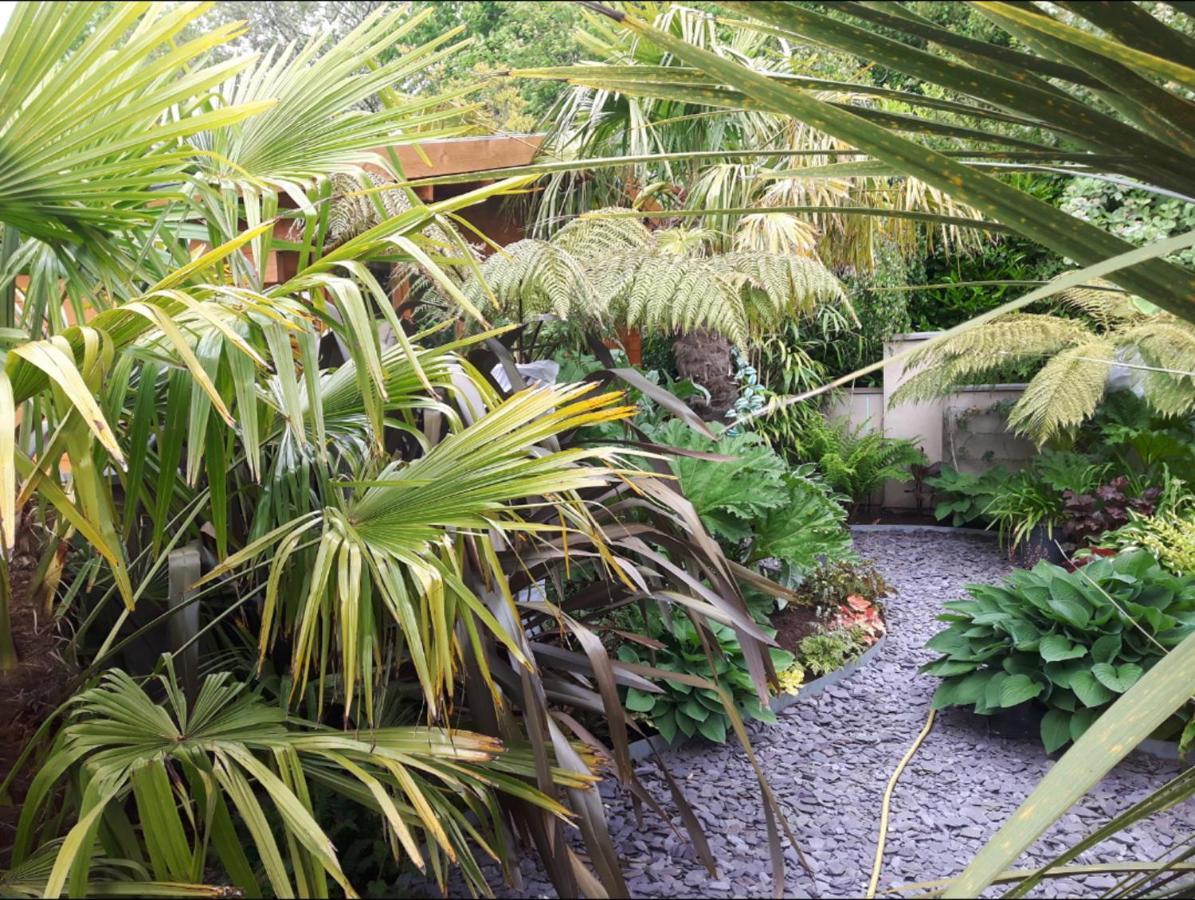 Cabin Set In A Beautiful Romantic Tropical Garden Саттон-Колдфилд Экстерьер фото