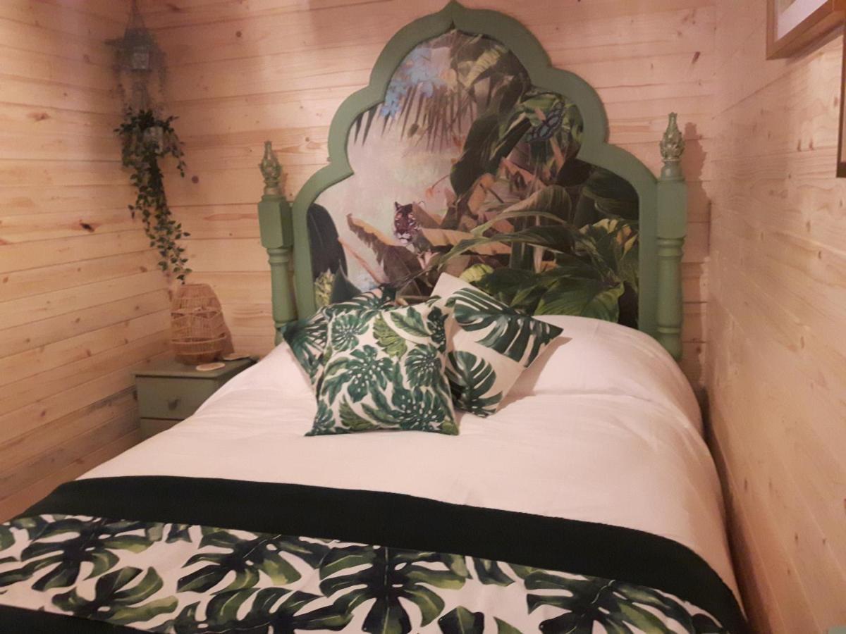 Cabin Set In A Beautiful Romantic Tropical Garden Саттон-Колдфилд Экстерьер фото