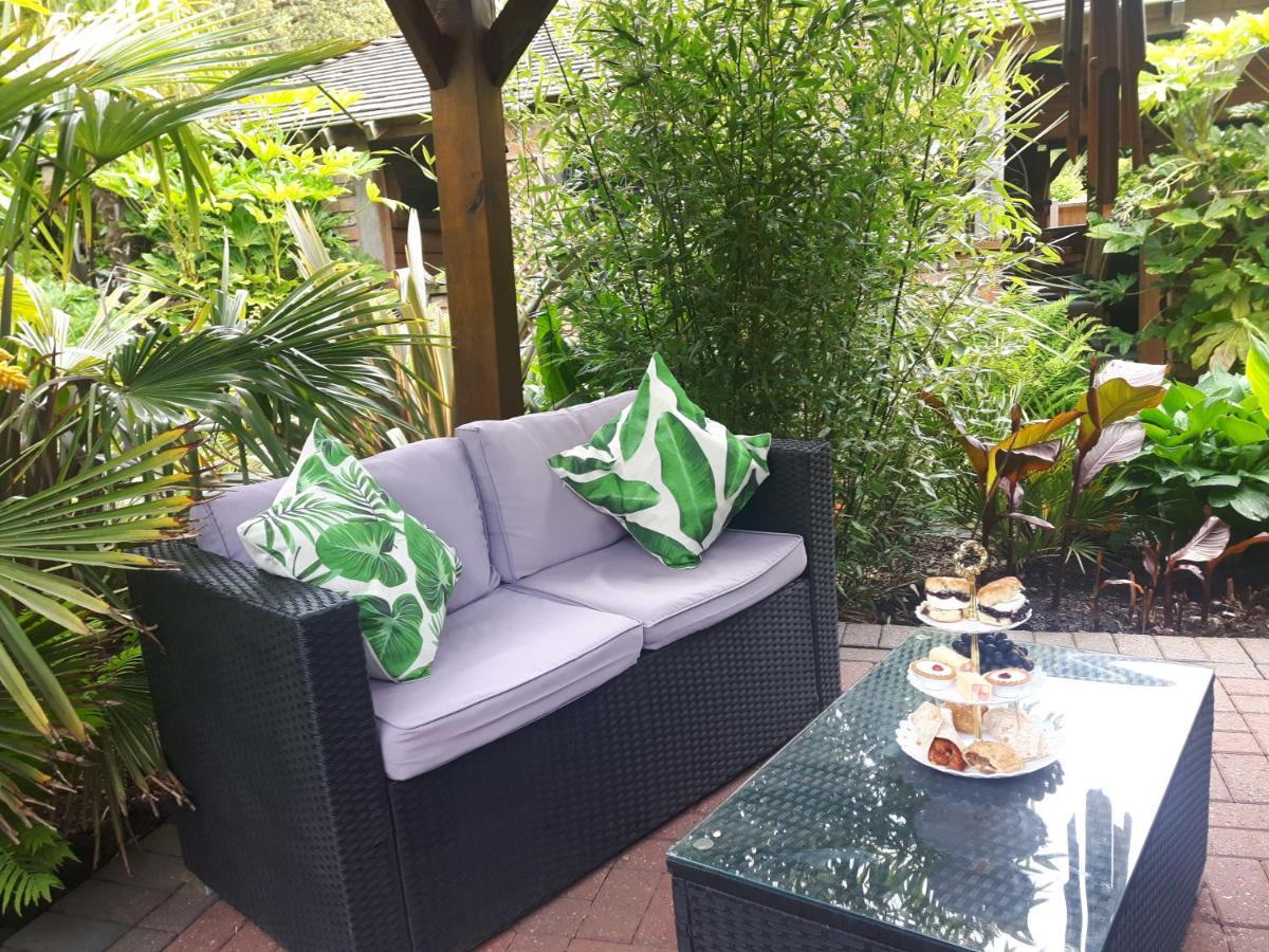Cabin Set In A Beautiful Romantic Tropical Garden Саттон-Колдфилд Экстерьер фото