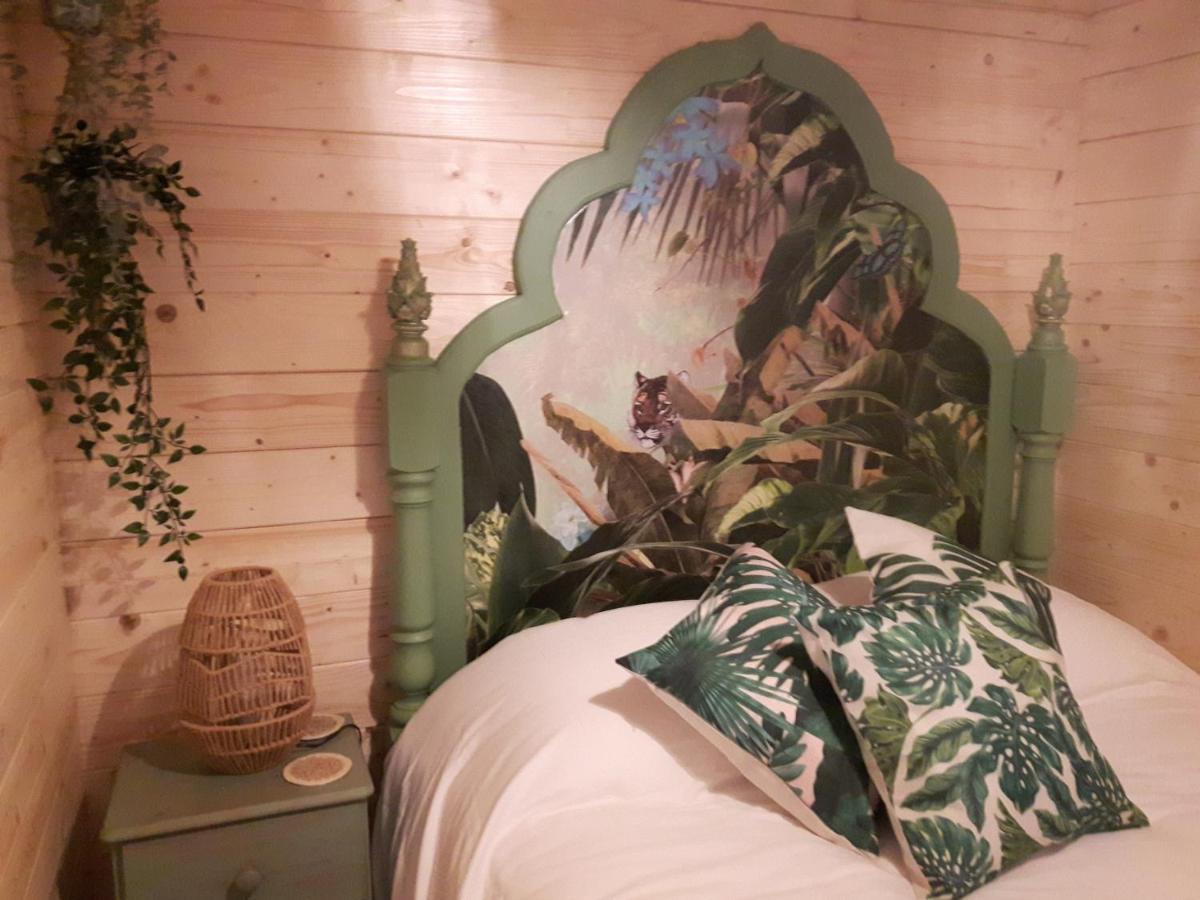 Cabin Set In A Beautiful Romantic Tropical Garden Саттон-Колдфилд Экстерьер фото